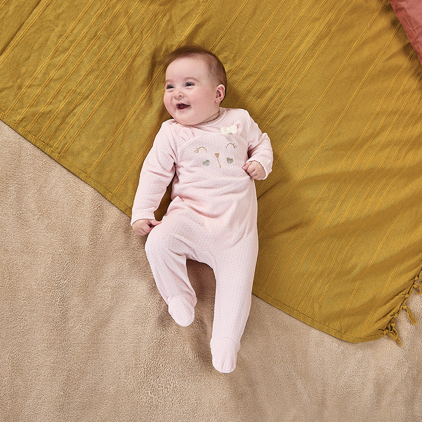 Pelele con conejo en terciopelo efecto devorado para niña. 