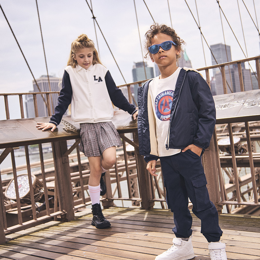 Pantalón cargo liso con bolsillos para niño 