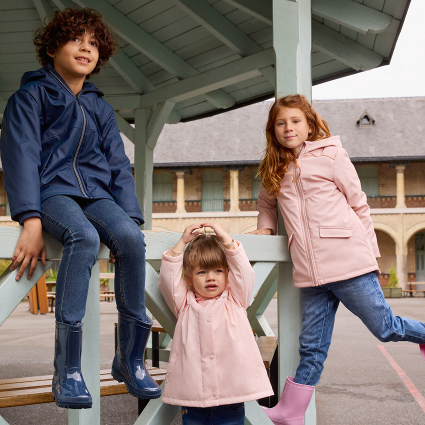 Parka de goma lisa rosa con capucha desmontable para bebé niña 