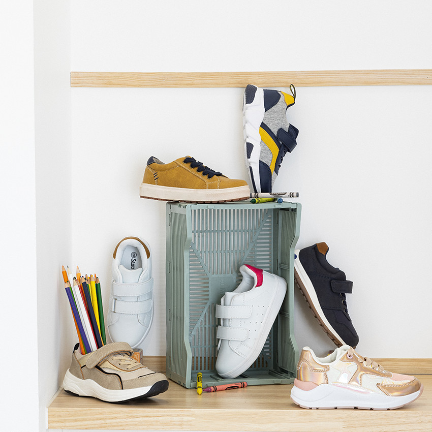 Zapatillas deportivas bajas con detalles iridiscentes para niña 