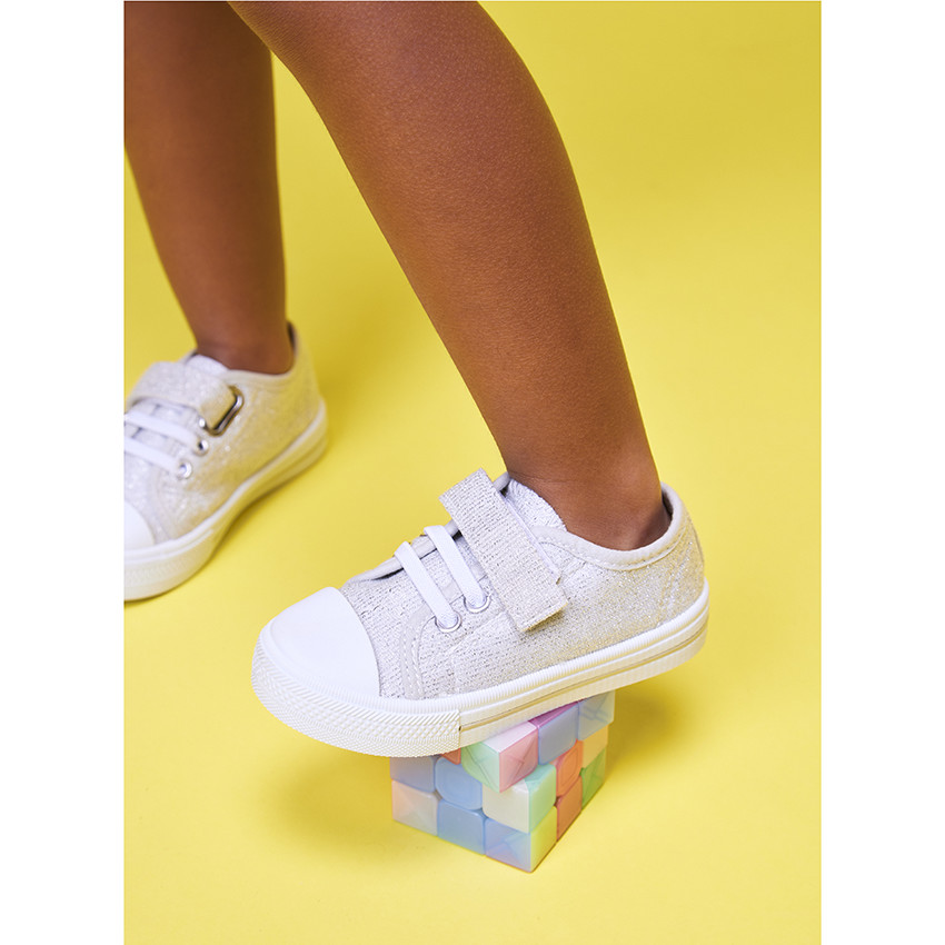 Zapatillas bajas plateadas con velcro y cordones elásticos para niña 