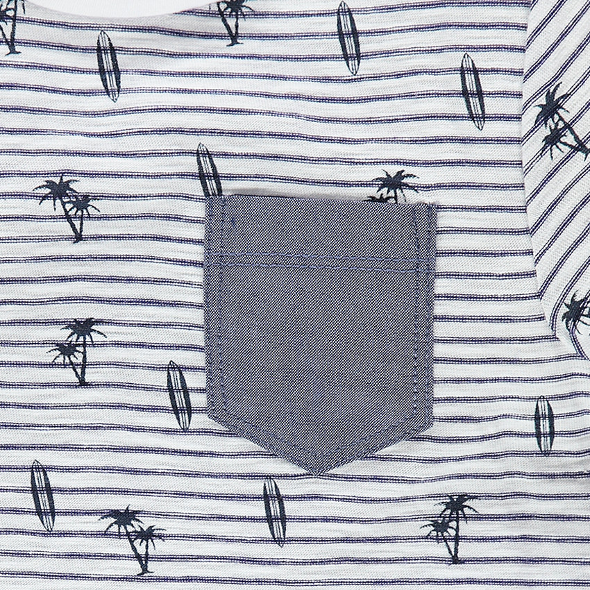 Camiseta de manga corta de rayas estampadas con bolsillo 
