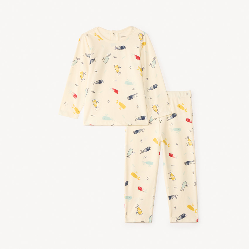 Conjunto de pijama de 2 piezas para bebé niño con acabados diferentes según la edad. 