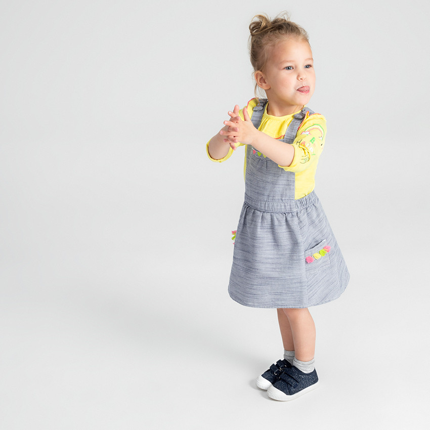 Vestido de algodón de fantasía con bolsillos y pompones de colores 