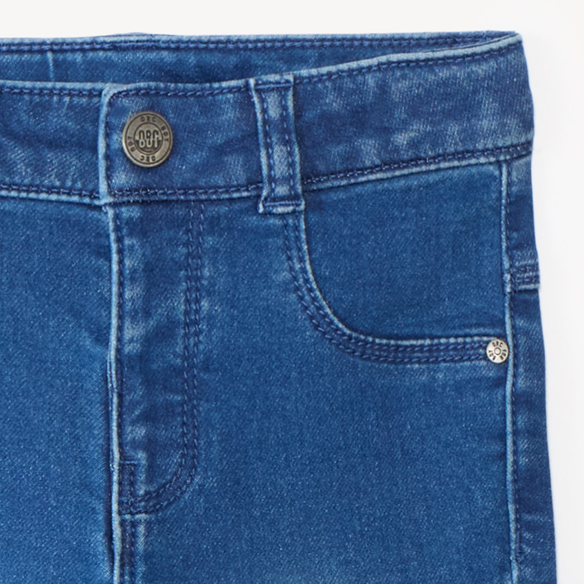 Pantalón vaquero para bebé niño liso con dobladillos. 