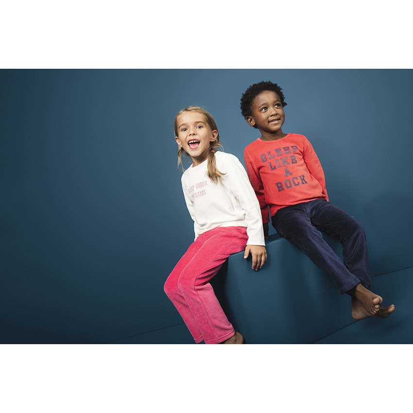 Pijama de terciopelo bicolor con mensaje estampado 