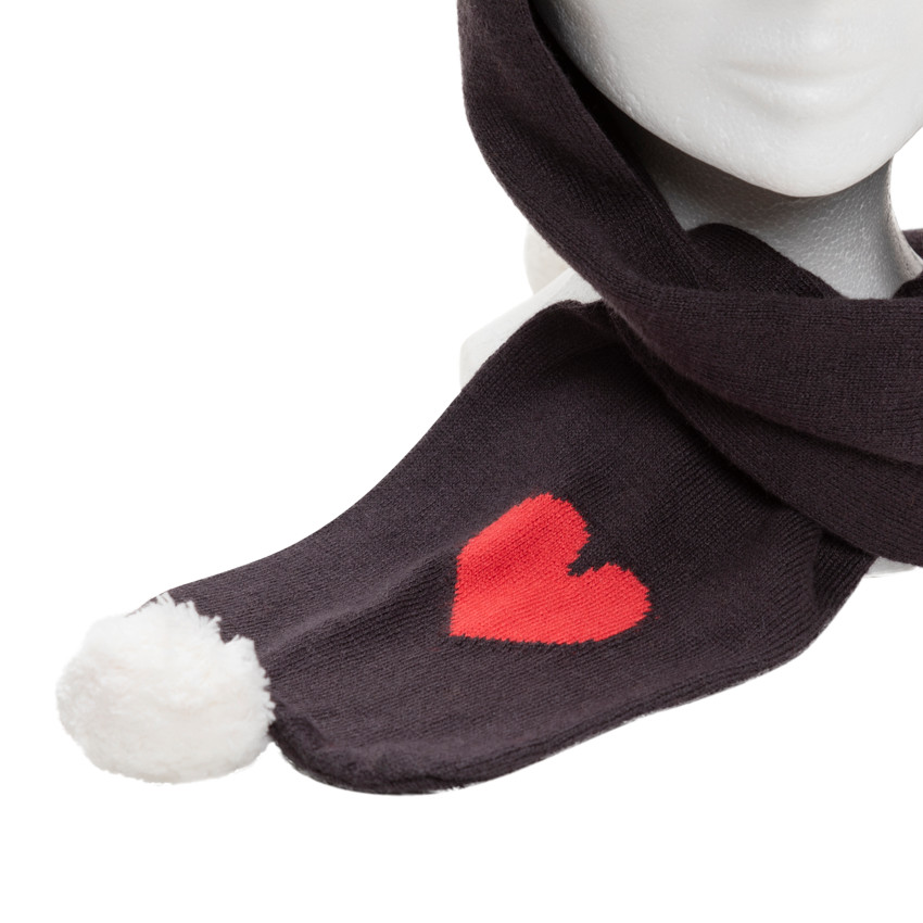 Gorro y bufanda de punto con pompón y corazón de jacquard 
