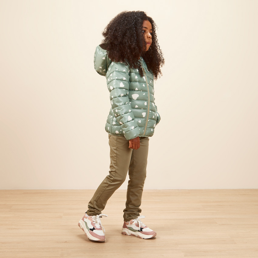 Plumífero ligero con capucha y estampado de corazones para niña 