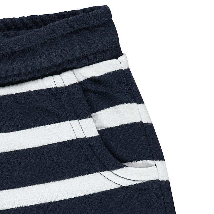 Conjunto de camiseta estampada y bermudas a rayas 