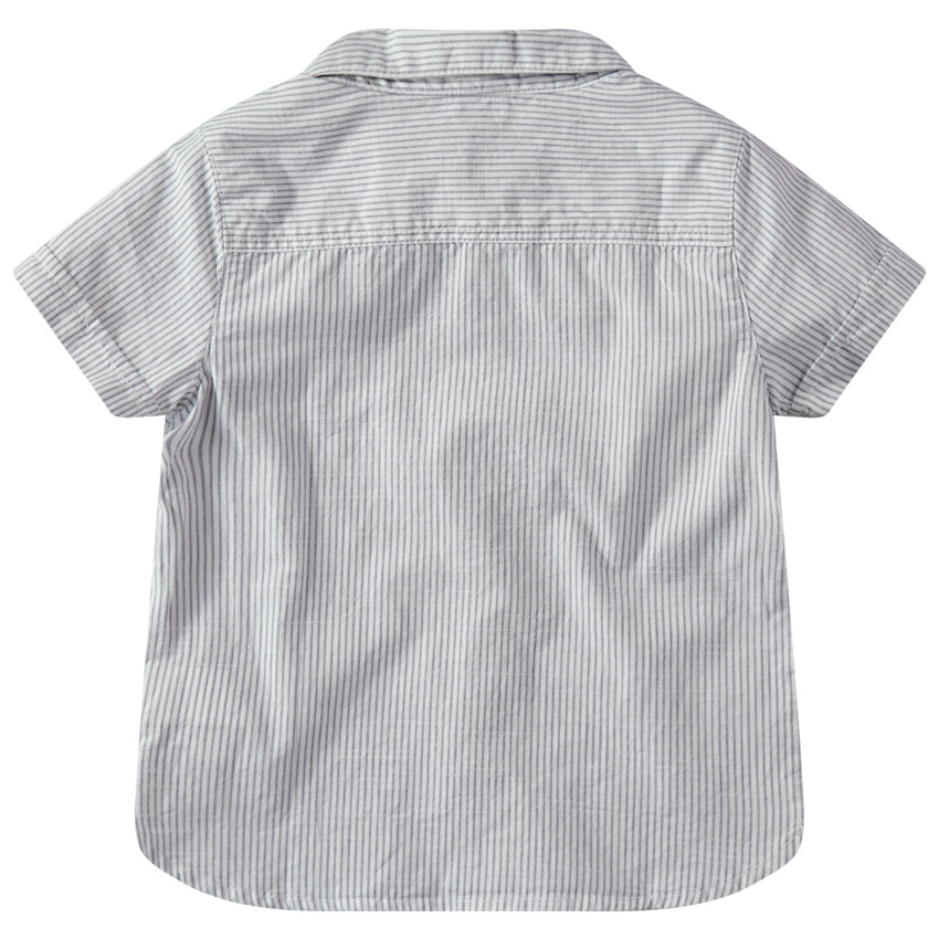 Camisa de manga corta con rayas verticales y bolsillo 