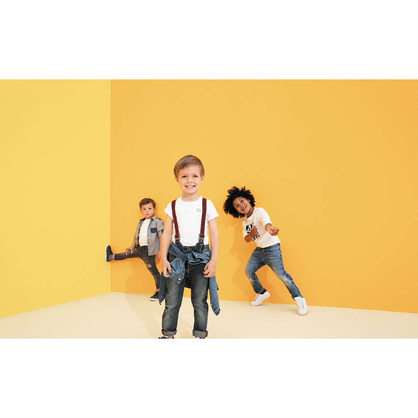 Vaqueros con efecto gastado y arrugado con ribetes de fantasía 