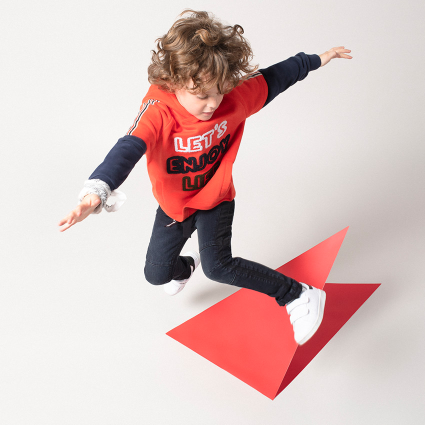 Sudadera con capucha de felpa con inscripciones de rizo 