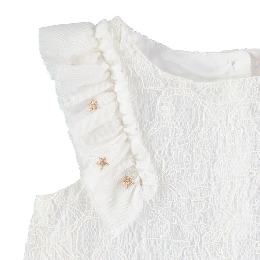 Vestido de fiesta blanco con encaje y volantes en las mangas 