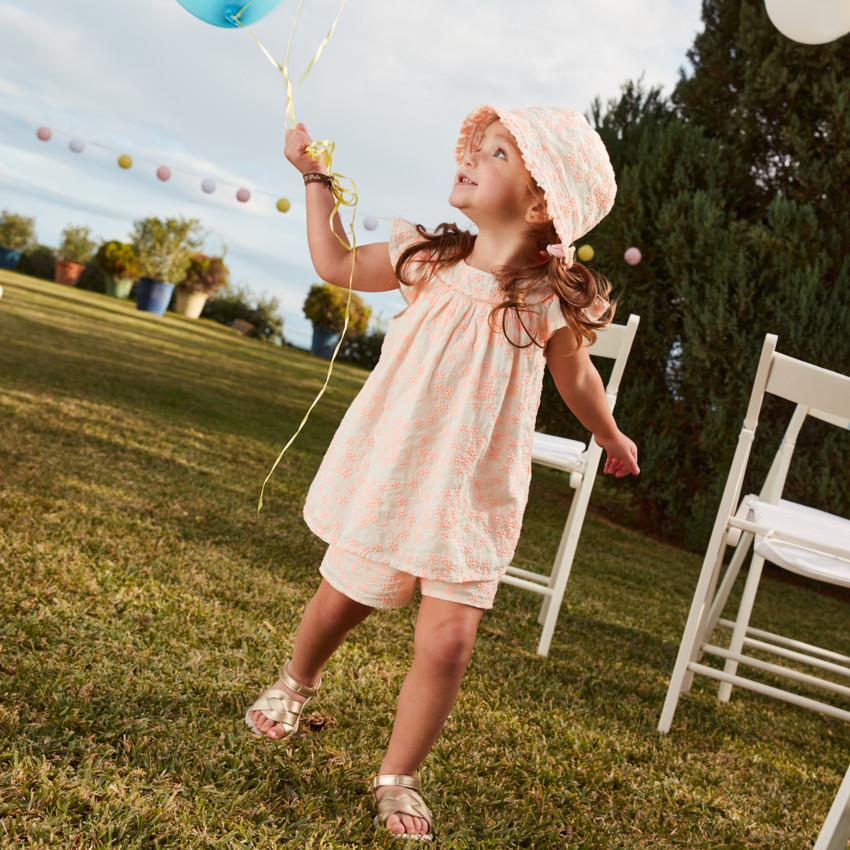 Conjunto de 2 piezas: top sin mangas + pantalón corto de bordado inglés para niña. 