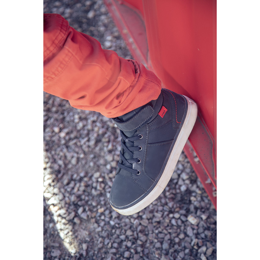 Botines azules con cordones y velcro para niño. 