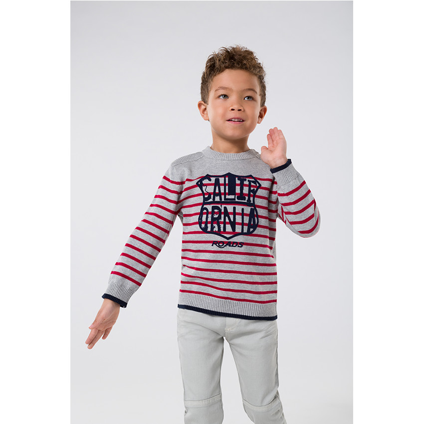 Pull en tricot rayé avec print forme écusson en feutrine 