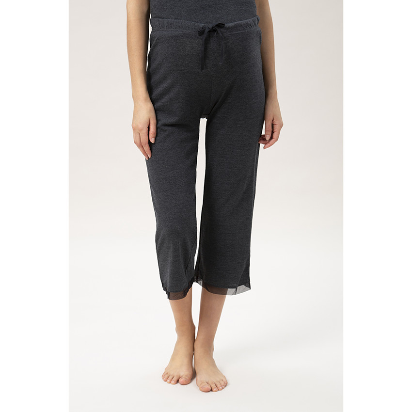 Pantalón pantacourt de punto jaspeado con detalles de tul 