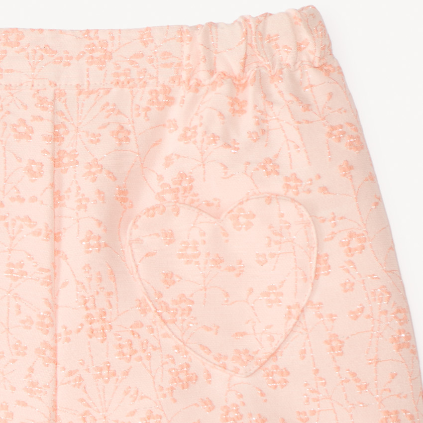 Pantalones cortos de jacquard con bolsillos en forma de corazón para niña. 
