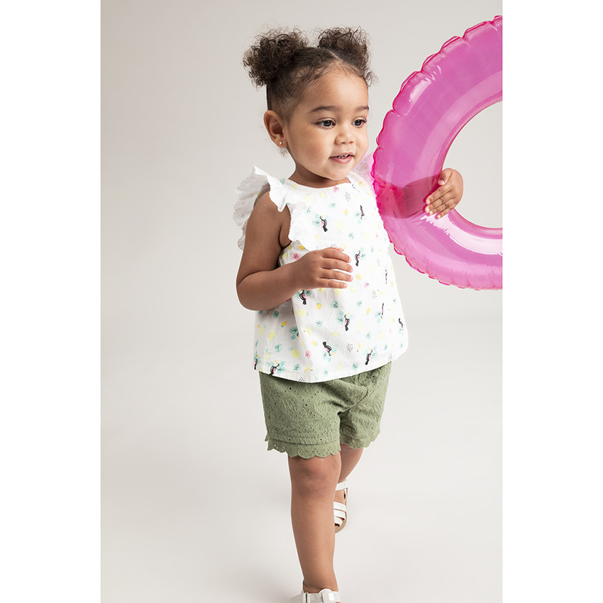 Top mangas cortas con bordado ingles y toucans estampados 