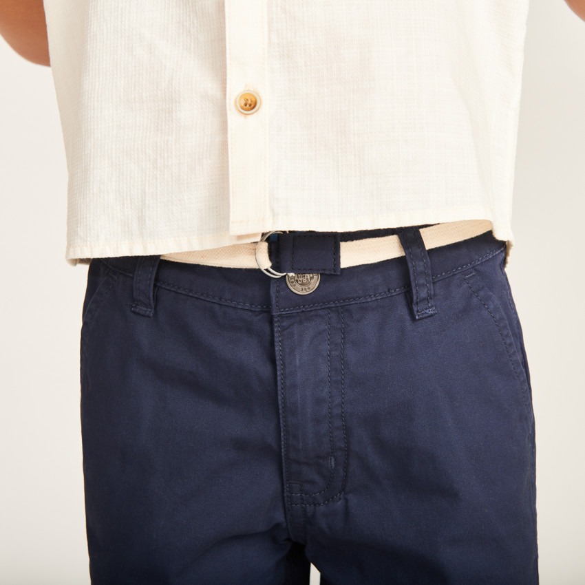 Bermuda ceñida de twill para niño 