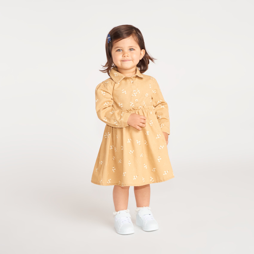 Vestido de bebé niña de manga larga con cuello camisol. 