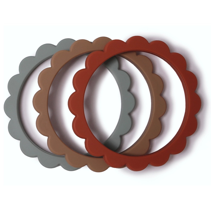 Pack de 3 anillos de dentición de flores 100% silicona en colores azul Cambridge, clémentine y natural. 