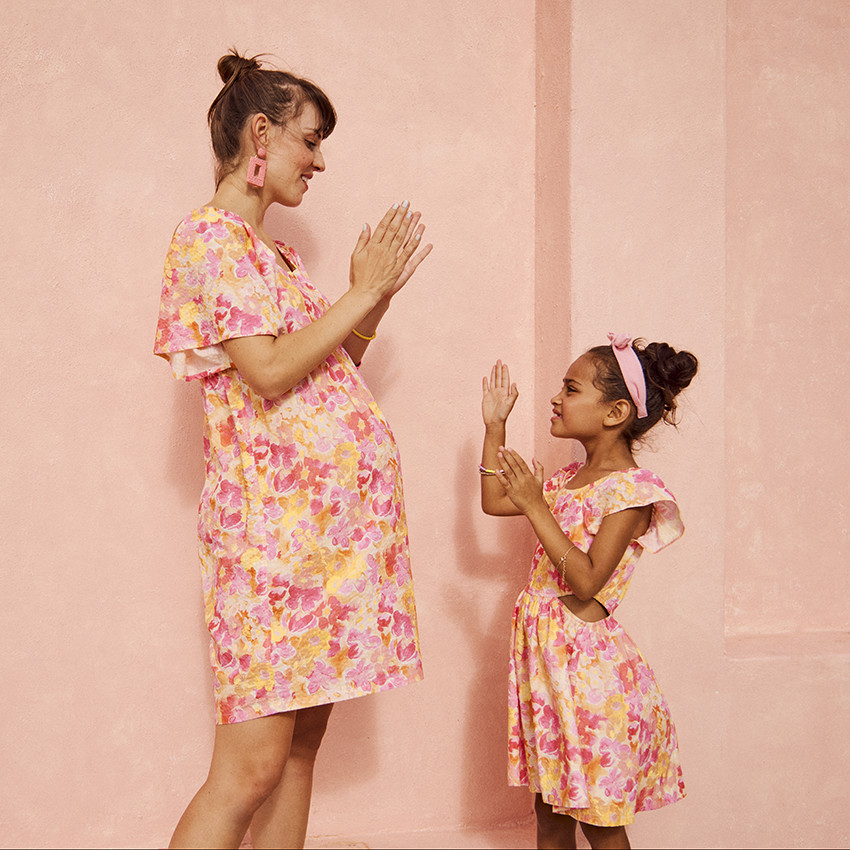 Vestido de manga corta en seersucker estampado floral para niña 