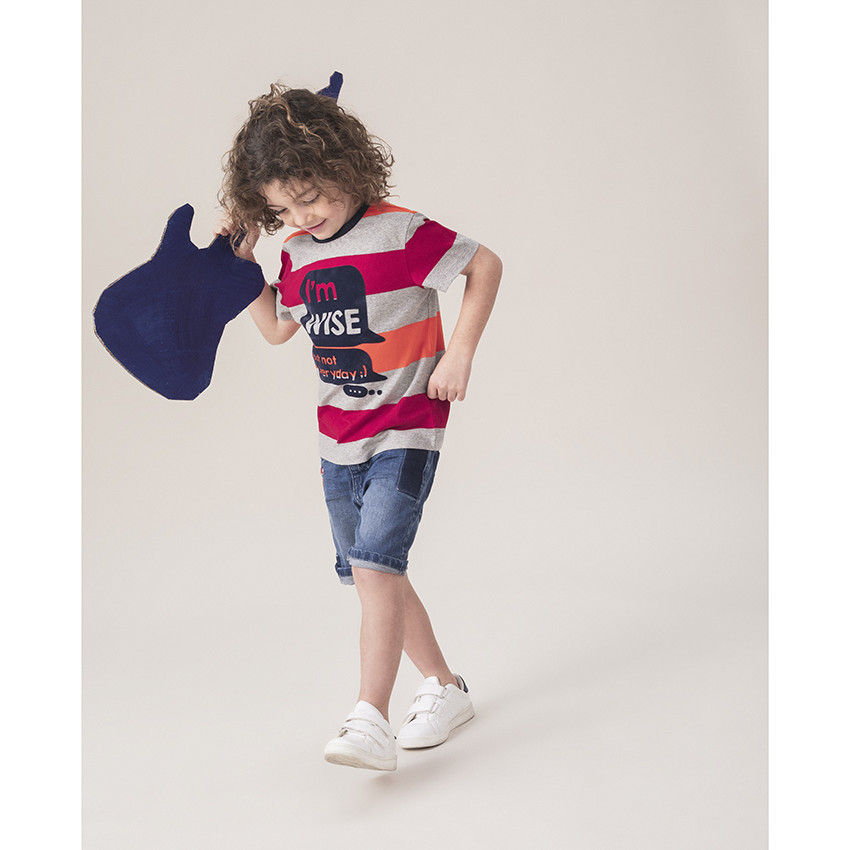 Camiseta de manga corta con rayas y burbujas de conversación 