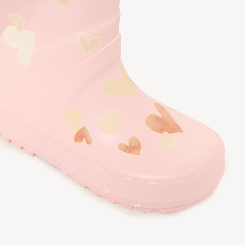 Botas de lluvia para niña en rosa claro con estampado de corazones 