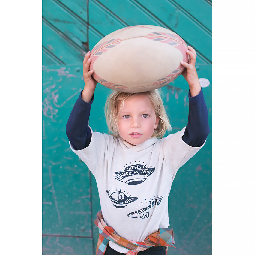 Camiseta de mangas larga con efecto 2 en 1, capucha y estampado de platillos volantes 