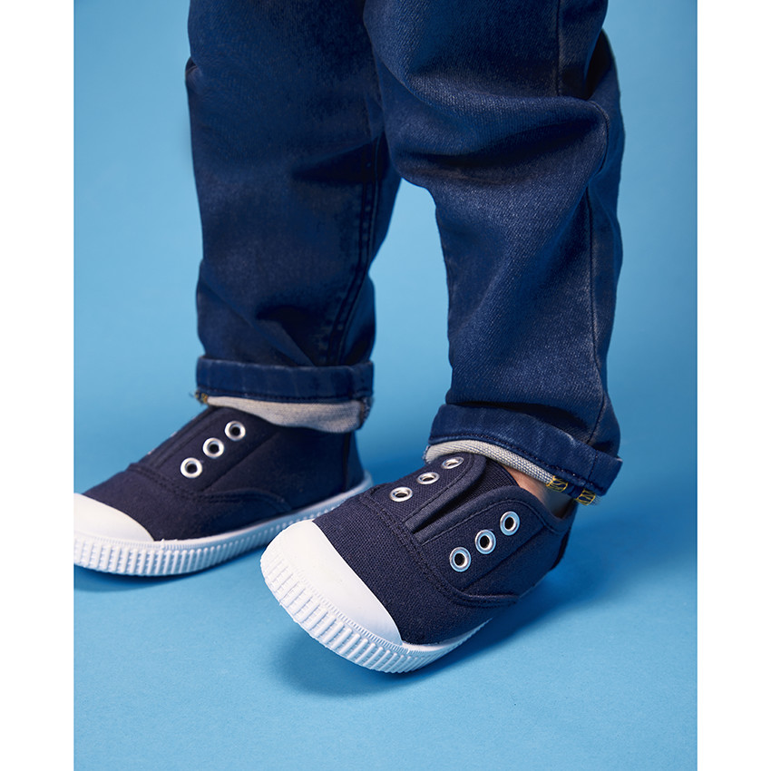 Tenis bajos de lona con lengüeta elástica y ojales para bebé 