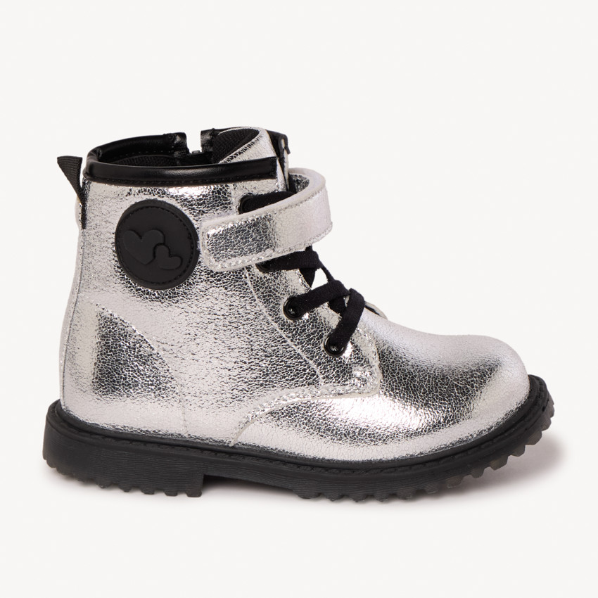 Botines plateados con insignia de corazones para niña 
