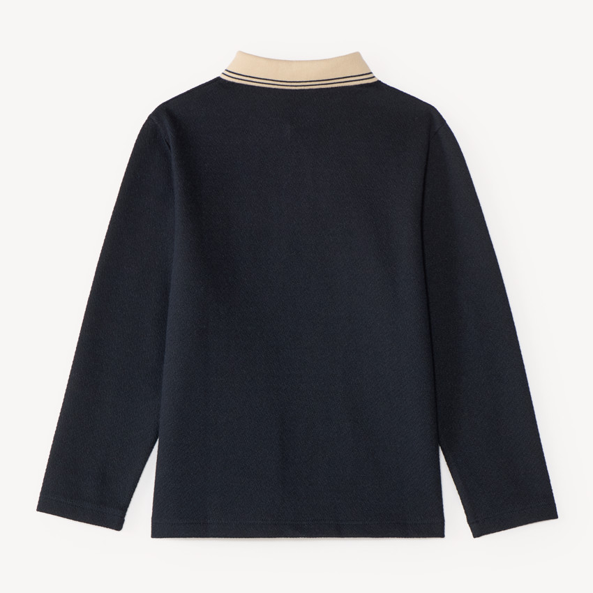 Polo de manga larga para niño con cuello contrastante y original. 