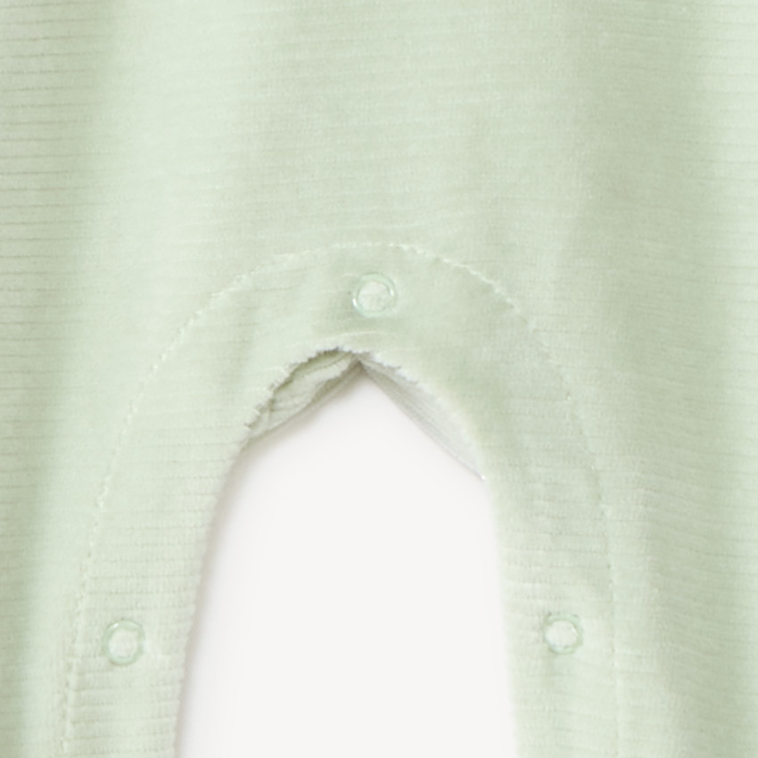 Pijama de terciopelo para bebé con bordado de osito. 