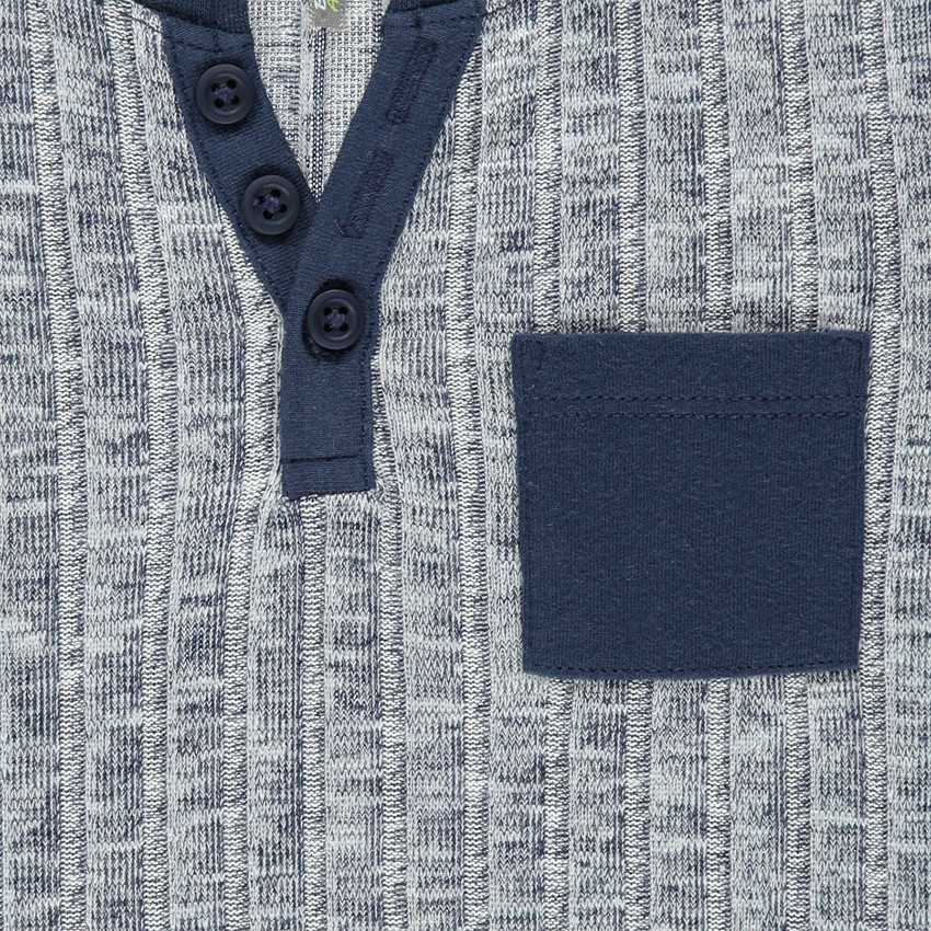 Camiseta acanalada con bolsillo y cuello tunecino 