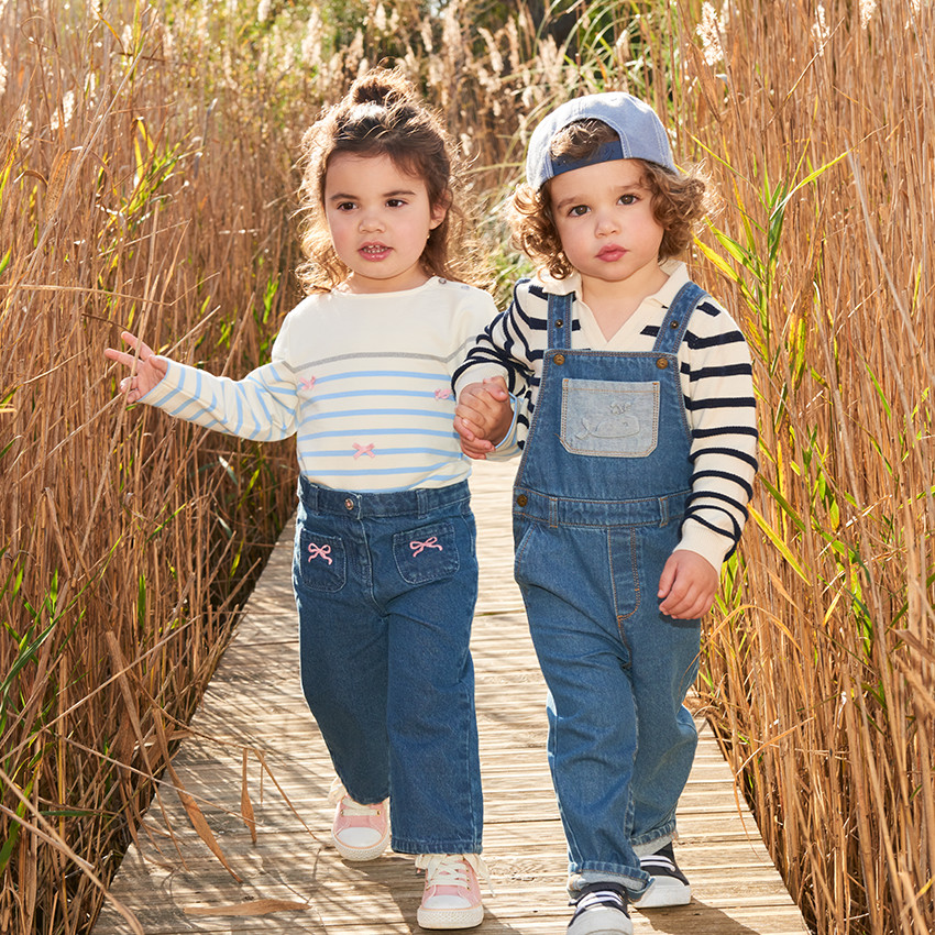 Pantalón vaquero ancho liso para niña. 