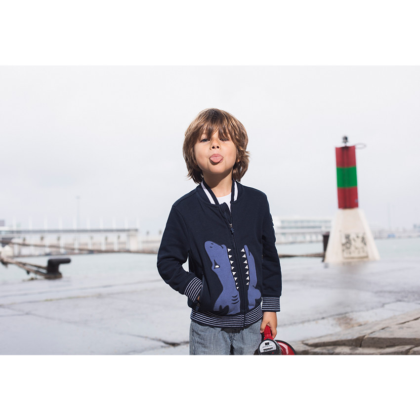 Chaqueta de felpa de estilo teddy con tiburón bordado y bolsillos con cremallera 