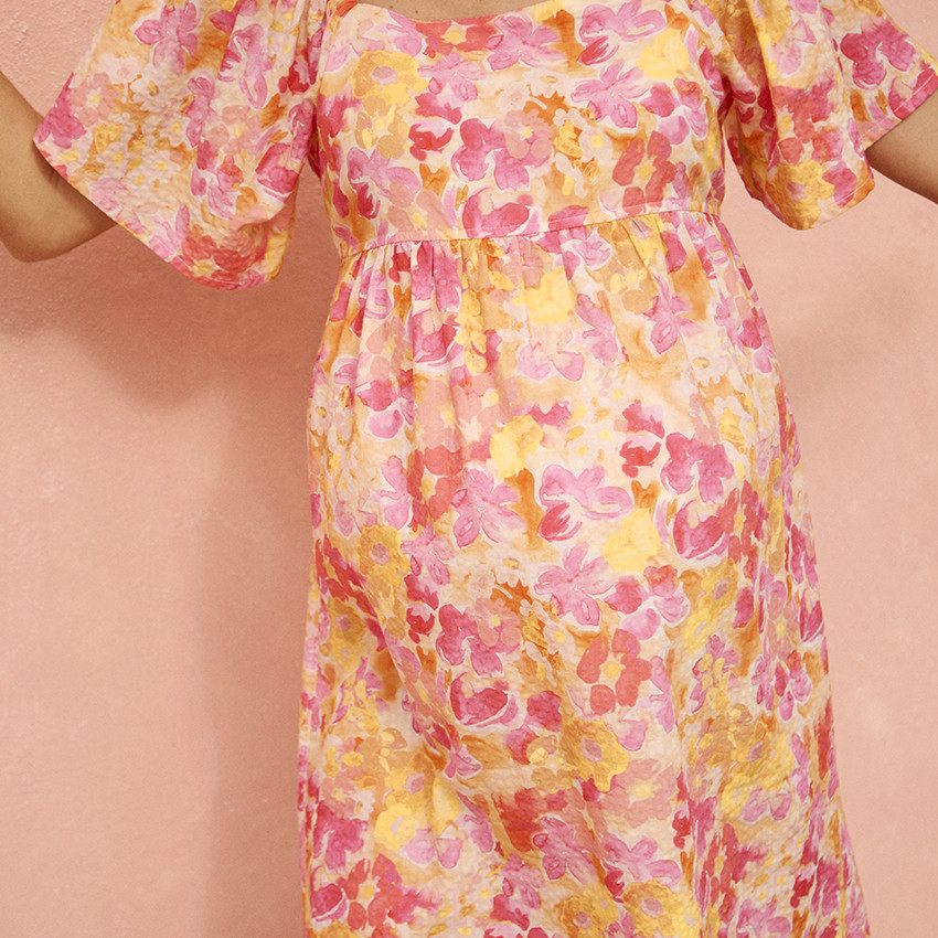 Vestido de mujer con mangas 3/4 abullonadas y estampado floral 