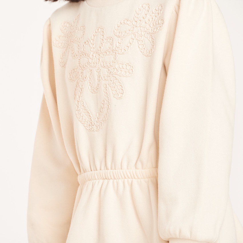 Ropa de niña de manga larga con bordados de flores. 