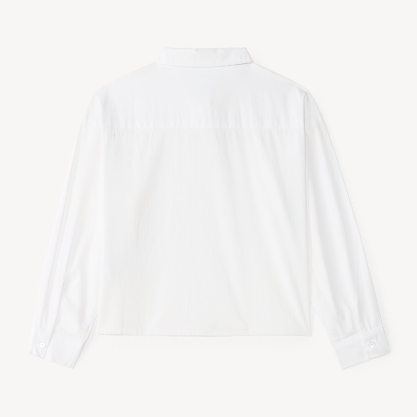 Camisa blanca de manga larga para niña con detalles de strass. 