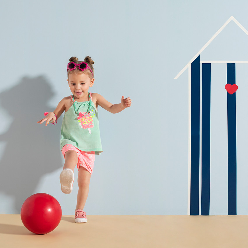 Conjunto con camiseta con dibujo de helado y punto de estrellas 