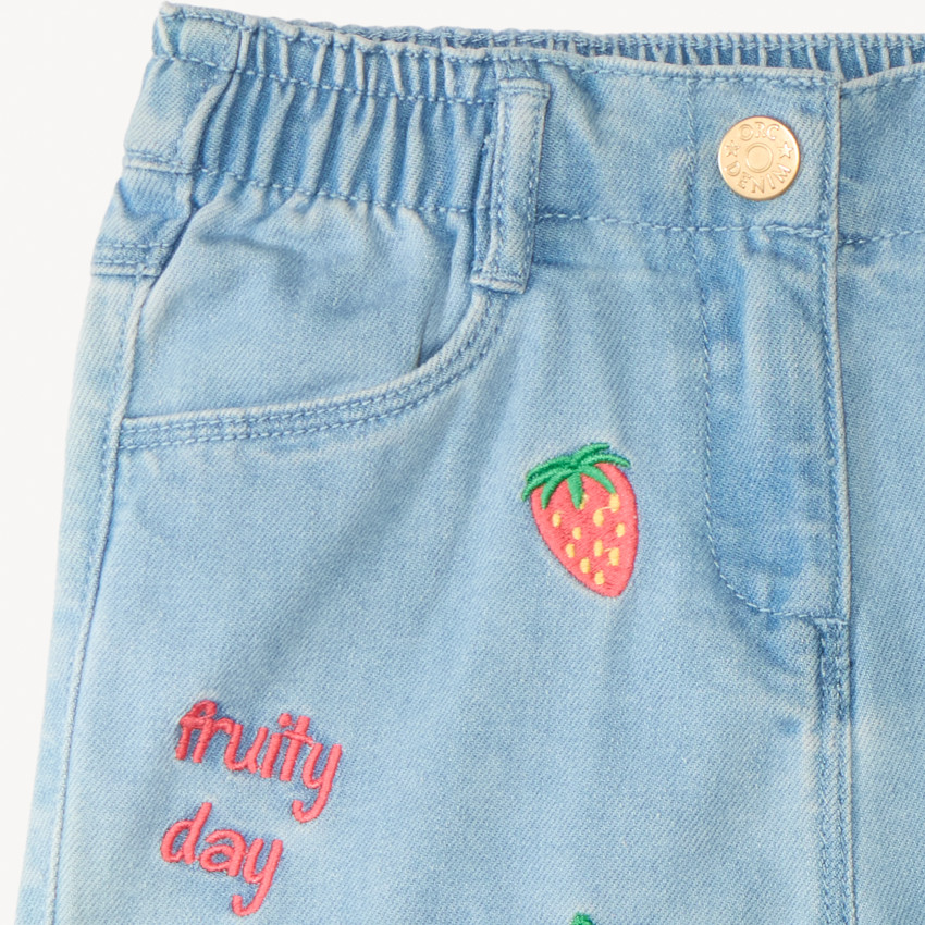 Short de mezclilla con bordado de fresas y cerezas para niña 
