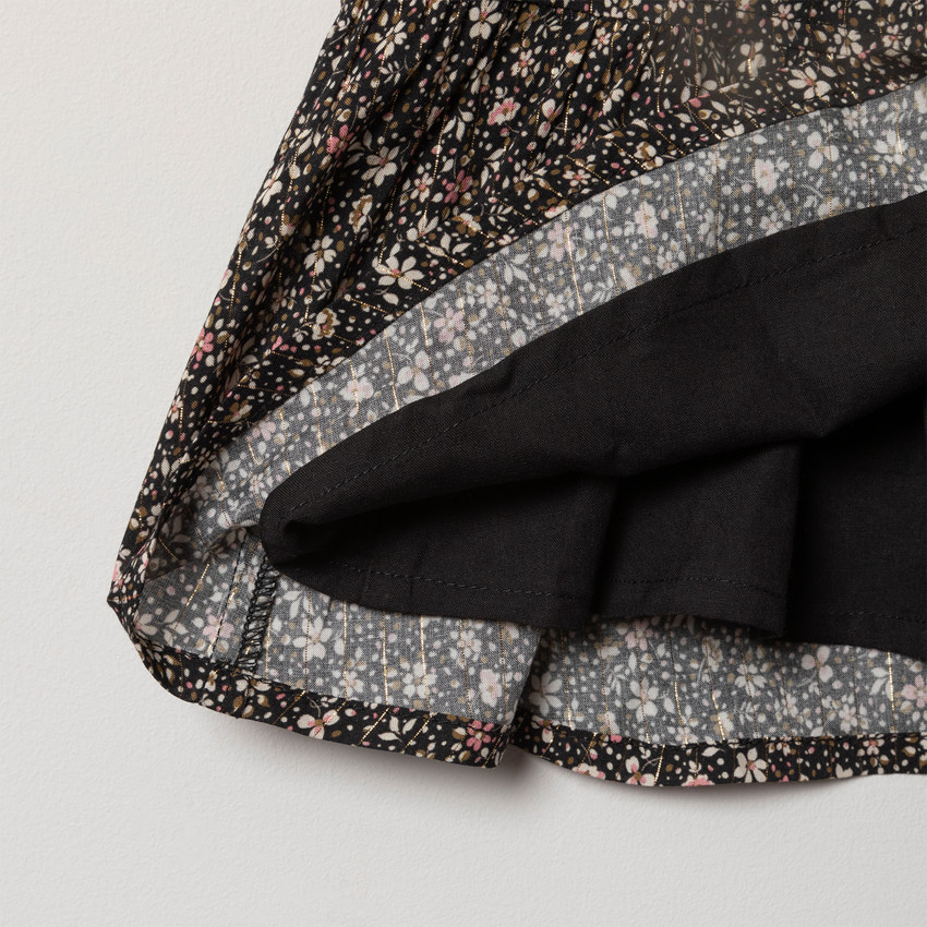 Robe manches longues à fleurs et fines rayures dorées 