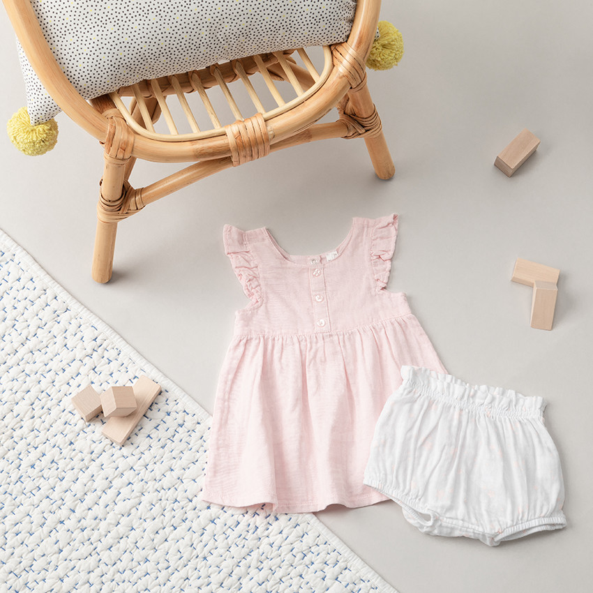 Conjunto con vestido de manga corta con volantes y bloomer 