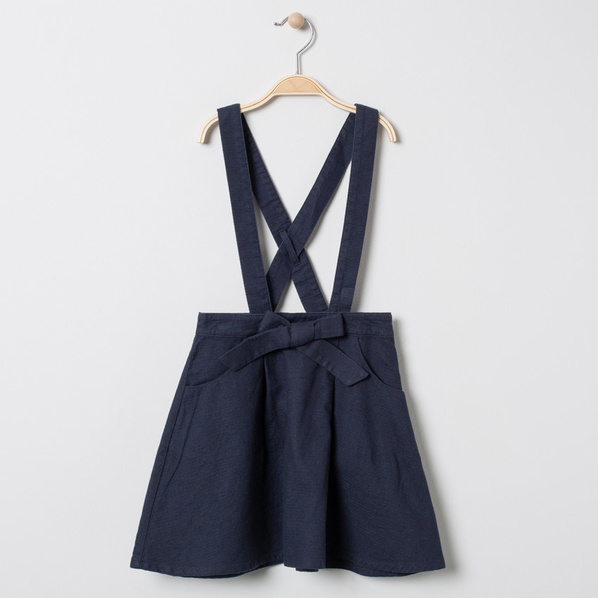 Jupe courte à bretelles et noeud 