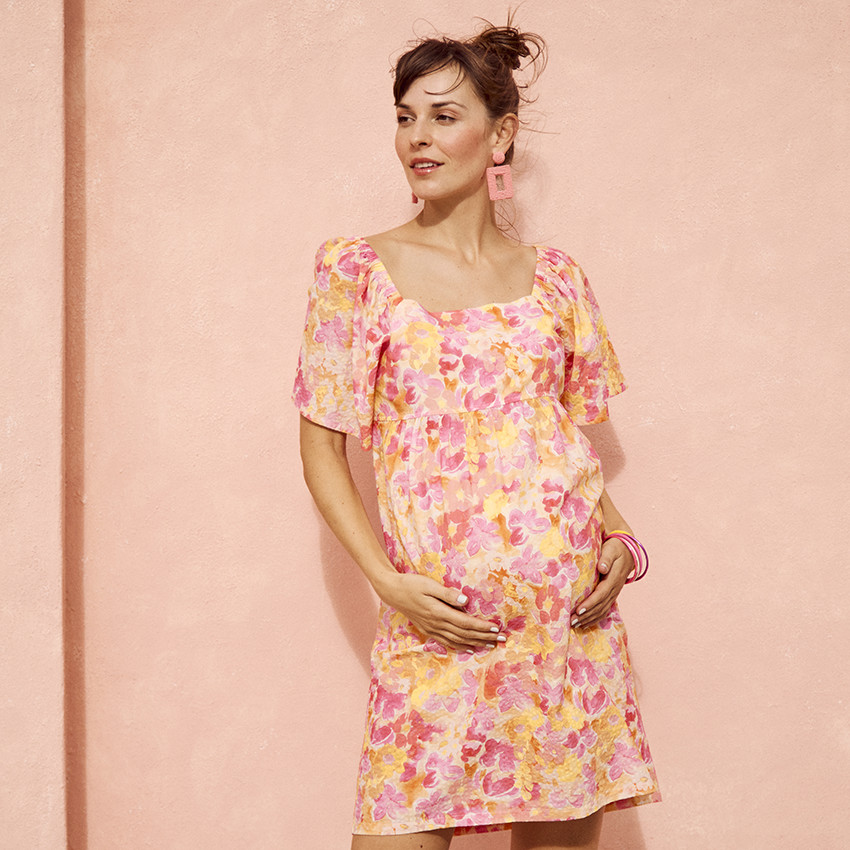 Vestido de mujer con mangas 3/4 abullonadas y estampado floral 