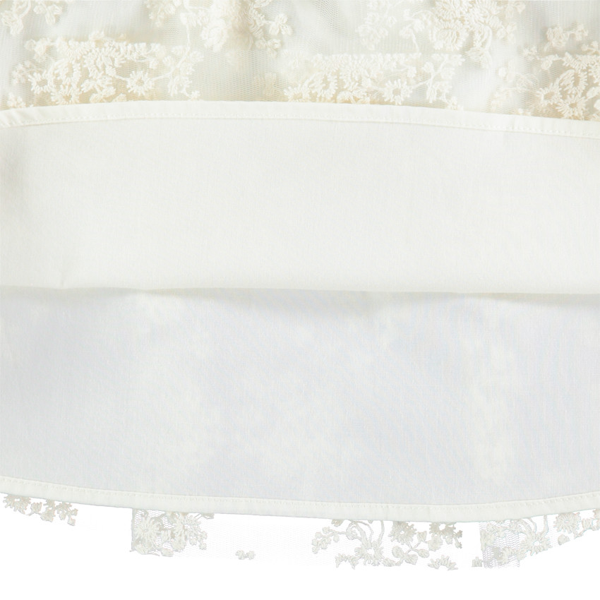 Vestido de fiesta de manga corta con encaje y flores bordadas 