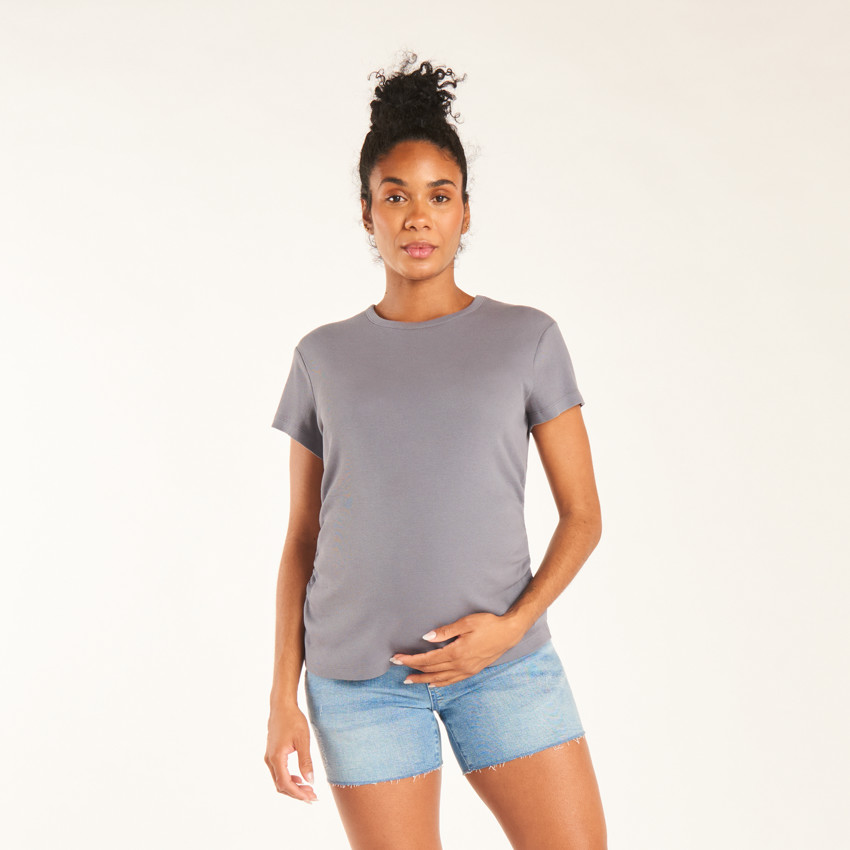 Camiseta de maternidad de manga corta con frunces y tejido acanalado. 