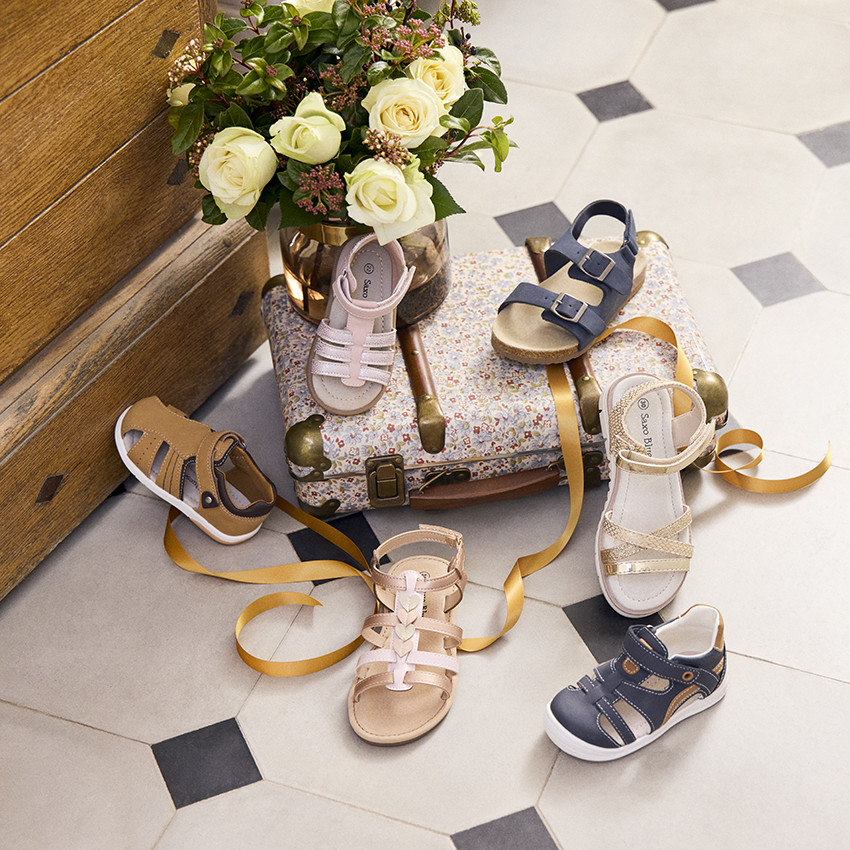 Sandalias con doble hebilla y tira de velcro para niño 