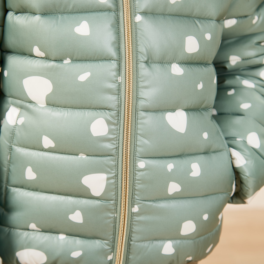 Plumífero ligero con capucha y estampado de corazones para niña 